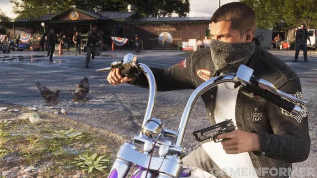 Una moto en la ciudad. Un motorista enmascarado aparece junto a una motocicleta de manillar alto.